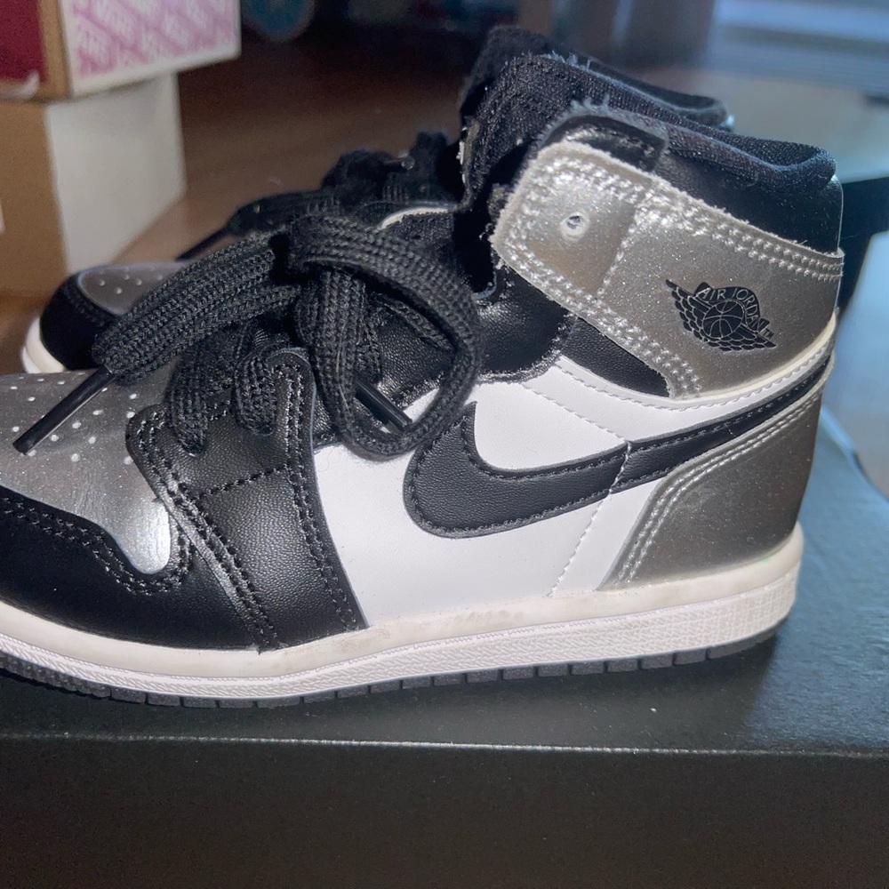 Kids Jordan 1 Silver Toe. Worn a few times. Released 02/19/2012. Bought on SNKRS